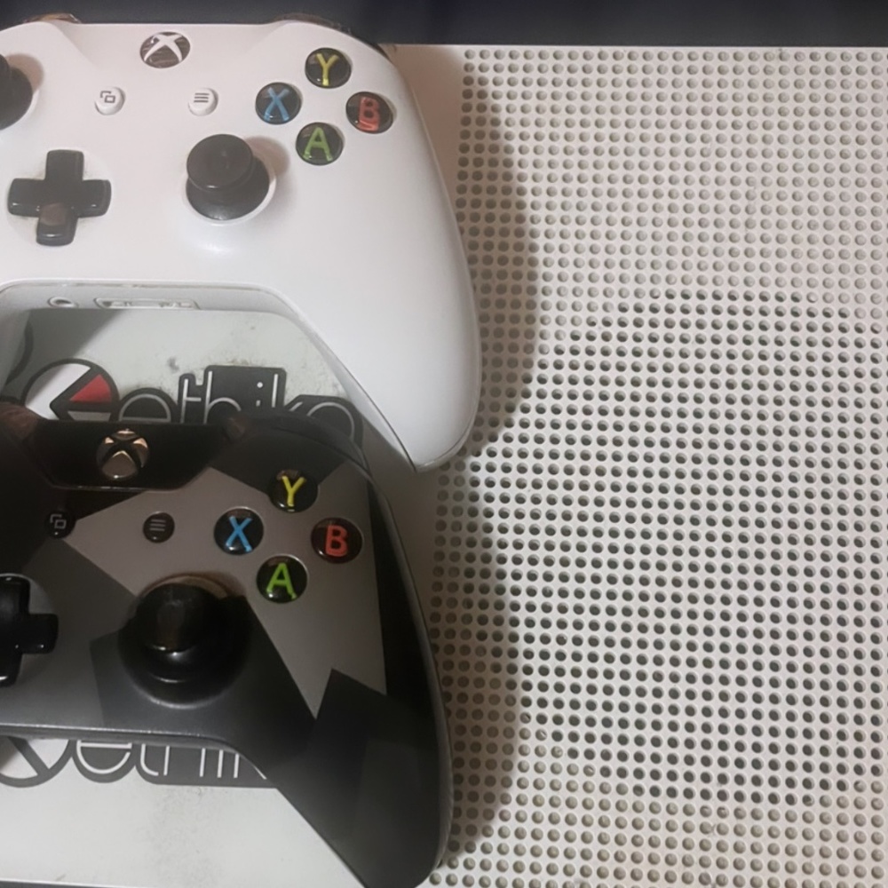 Xbox series s plus 2 controllers